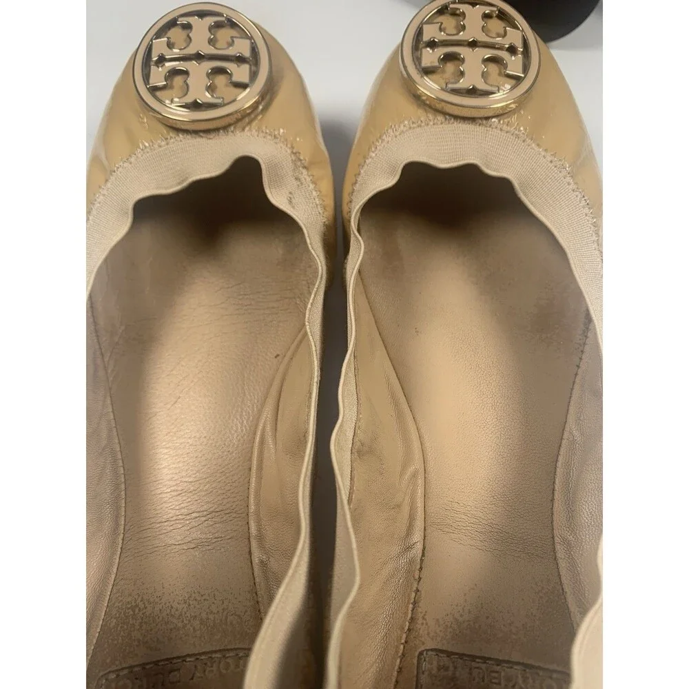 Tory Burch Caroline Women’s Sz 9 Ballet Flats Ivory Patent Leather Gold Logo - Picture 11 of 12